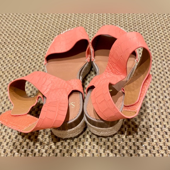 Franco Sarto Coral Croc-Embossed Sandals - Picture 11 of 14